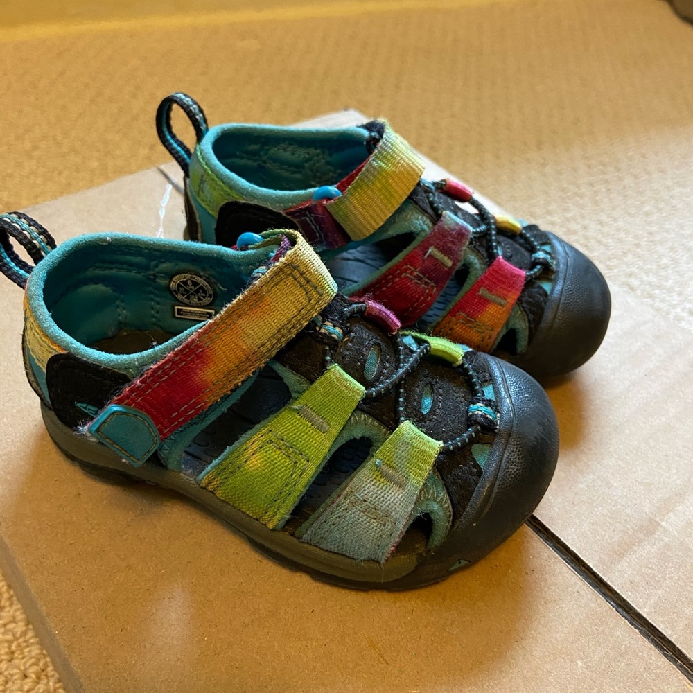 Rainbow color toddler Keens